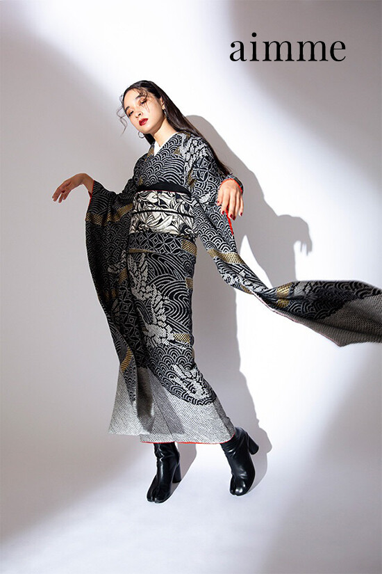 aimme東京原宿店の振袖 /黒色/白色/クール/鶴柄/ 弓ライカちゃん着用