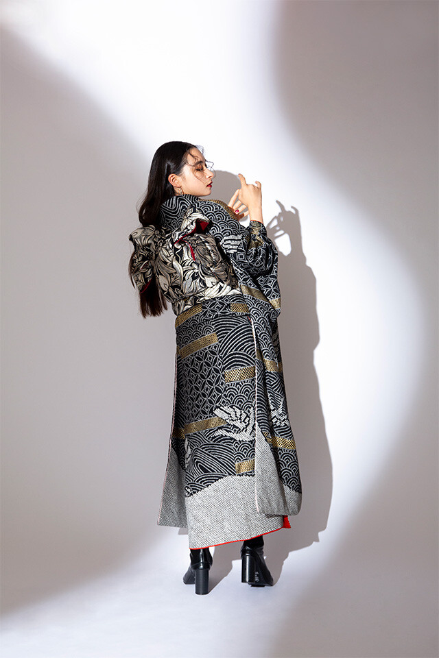 aimme東京原宿店の振袖 /黒色/白色/クール/鶴柄/ 弓ライカちゃん着用