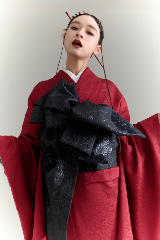 aimme東京原宿店の振袖 /赤色/黒色/古典/桜柄/ 弓ライカちゃん着用