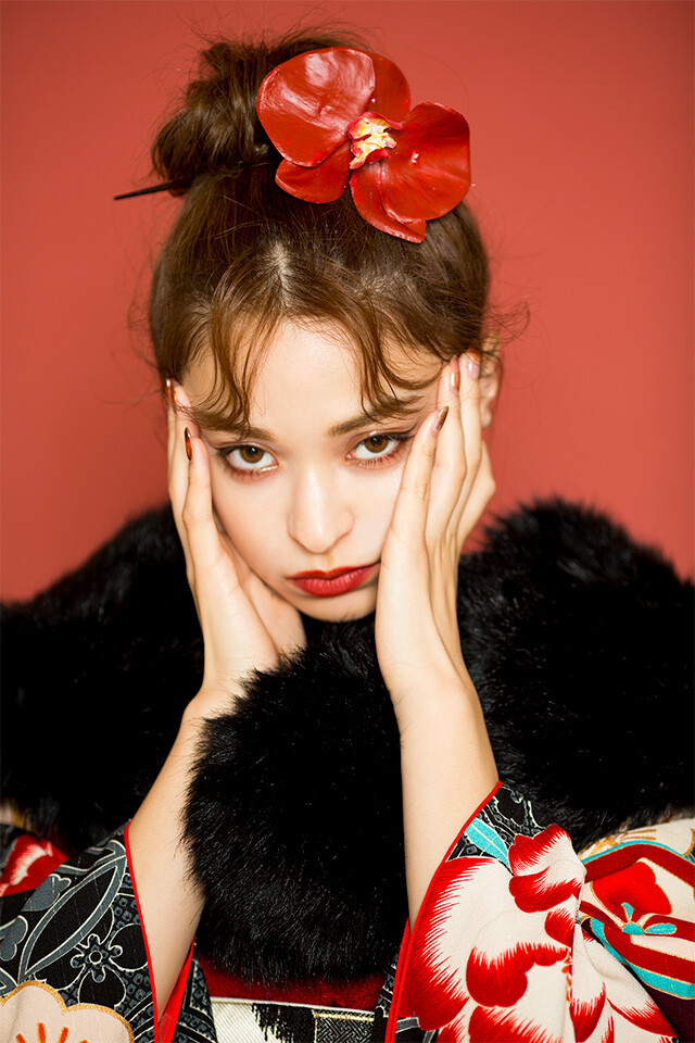 aimme東京原宿店の振袖 /赤色/黒色/古典/蝶柄/ 日向カリーナちゃん着用