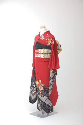 赤と黒のコントラストが綺麗な振袖_振袖_86000