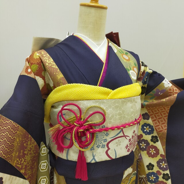 振袖の小いけ 鶴岡銀座店の振袖 /紺色/古典/熨斗柄/ 紺地 吉祥文様熨斗