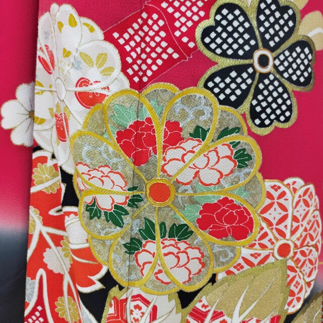 振袖の小いけ 鶴岡銀座店の振袖 /赤色/黒色/レトロ/菊柄/ 赤地裾黒