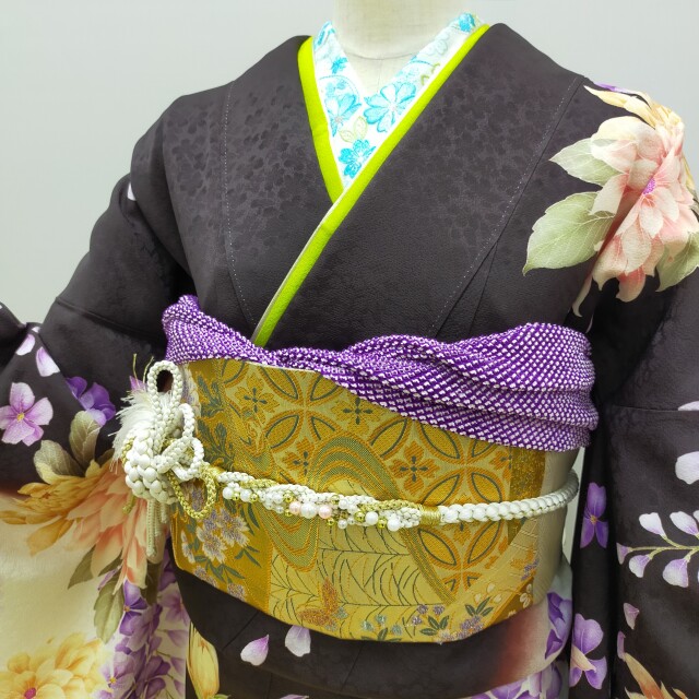 振袖フルセット(8点)・成人式・金銀彩加工・薔薇・モダン・逸品 振袖の小いけ 鶴岡銀座店の振袖 /茶色/白色/グラマラス/花柄/ ブラウン