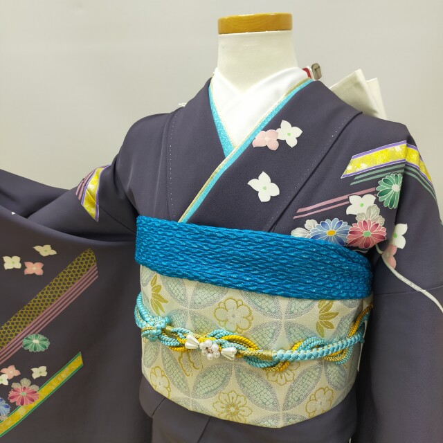 しつけ糸付き新品サックスブルー飛び柄小紋/小振袖+袋帯と帯締めフルセット袴にも しつけ糸付き新品サックスブルー飛び柄小紋/小振袖+袋帯と帯締めフル