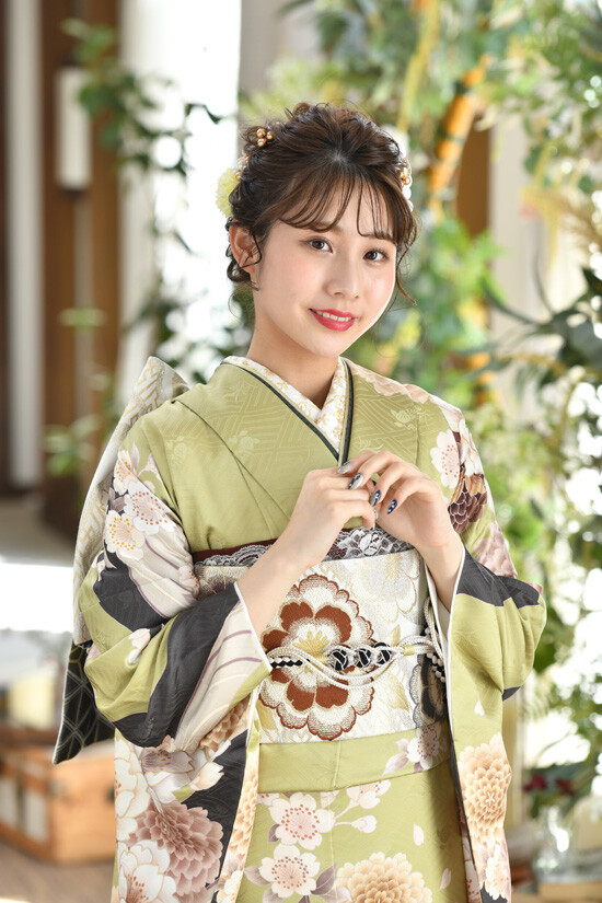 和工房みよ志乃の振袖 /緑色/ピンク色/古典/牡丹柄/ 薄い黄緑色地に