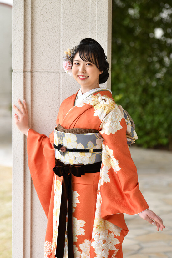 振袖 黒とオレンジ 松と花模様 帯付き 振袖 黒とオレンジ 松と花模様 帯付き