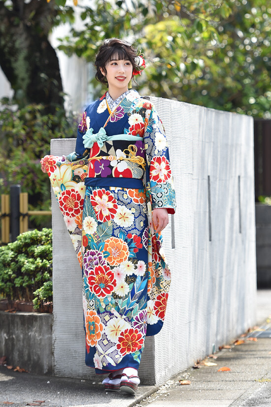 和工房みよ志乃の振袖 /水色/赤色/キュート/花柄/ 青色地に豪華な花柄