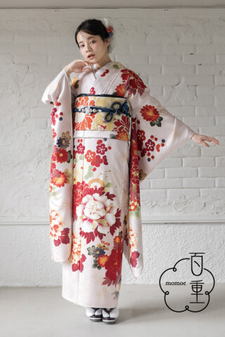 白地に百合　振袖のみ　5/18まで出品 MK-1502】清楚な白地に上品な花柄の大人振袖 | MK振袖スタイル