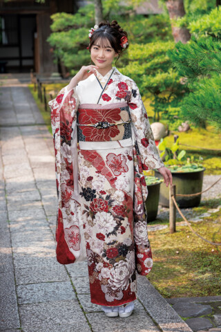 和工房みよ志乃の振袖 /白色/紫色/エレガント/牡丹柄/ 赤紫と白の片身