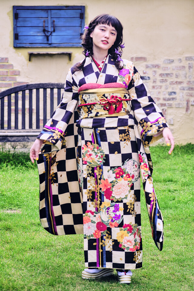松総柄　個性的な振袖 松総柄 個性的な振袖