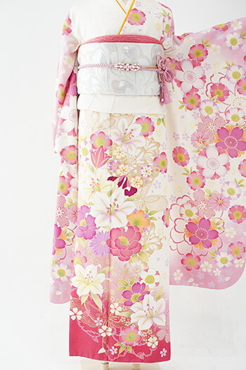 はな　⭐️めちゃくちゃ可愛い古典柄　振袖フルセット＋プレゼント付き❣️ 紺色古典柄 振袖 – SAKURA TOKYO