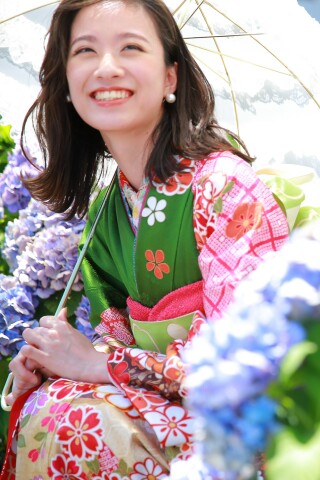 東京ますいわ屋　紺色縮緬地　桜柄の振袖 東京ますいわ屋 紺色縮緬地 桜柄の振袖