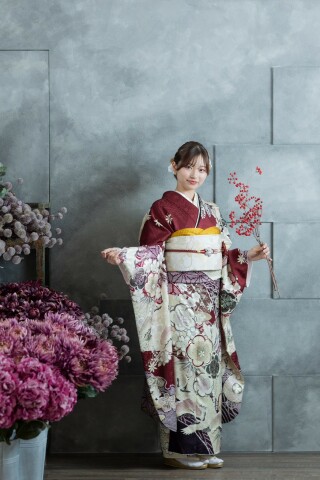 ターコイズブルー 花柄 振袖 ターコイズブルーに白基調の小花柄が愛らしい印象の振袖〈No.F7