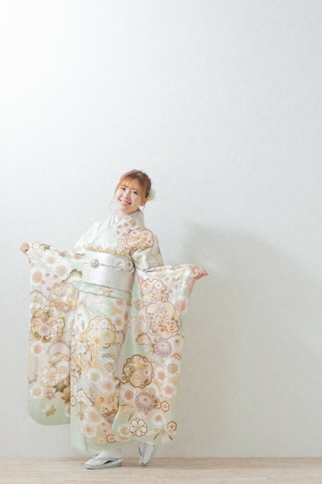 大振袖 最高級古典柄振袖 滝泰/最高級金彩刺繍絞り友禅 緑/赤 鞠柄/牡丹