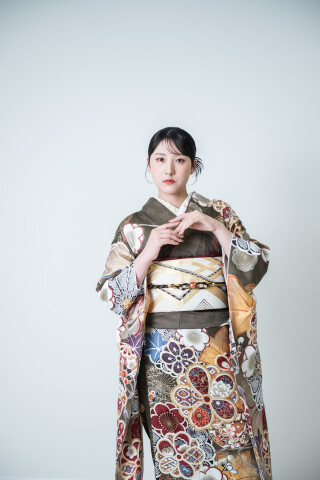 遊楽市の振袖 /茶色/緑色/古典/牡丹柄/ 神谷侑理愛さんモデル着用！粋