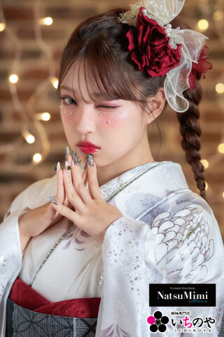 振袖専門店 いちのやの振袖 /白色/紫色/グラマラス/菊柄/ 池田エライザ