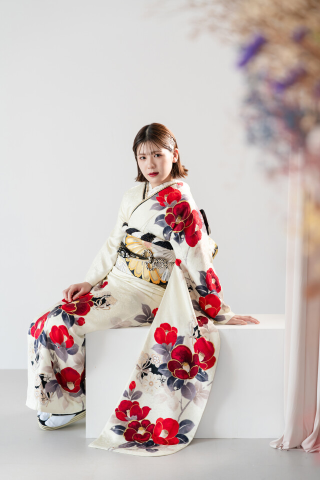 アンヘルハートの振袖 /白色/赤色/クール/椿柄/ 白地クール振袖
