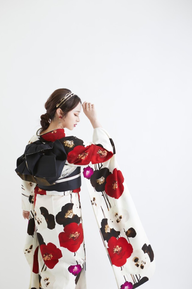 ロイヤルスタジオ 浜線店の振袖 /黒色/赤色/レトロ/椿柄/ なぎさちゃん
