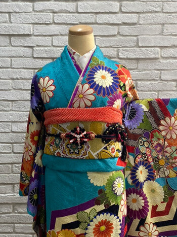 二十歳振袖館Az 川崎登戸店の振袖 /青色/古典/菊柄/ 振袖RM192526 | My振袖