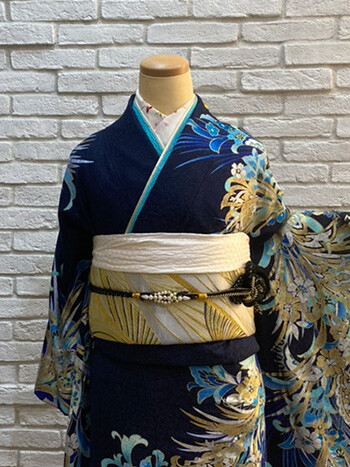 二十歳振袖館Az 川崎登戸店の振袖 /黒色/青色/エレガント/百合柄/ 振袖