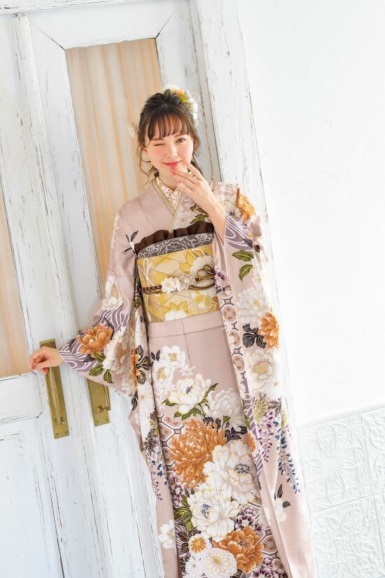 ふりそでシミズ 新横浜店の振袖 /茶色/古典/牡丹柄/ ニュアンスカラー