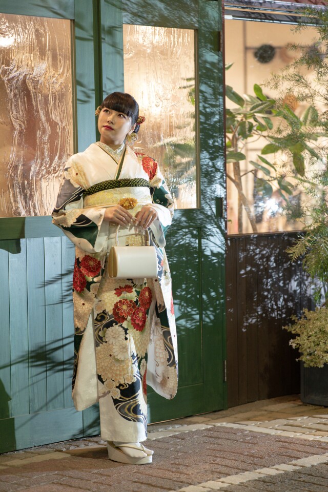 【白系】華やかな緑と黄色の花柄振袖 緑色の振袖｜成⼈式の振袖レンタルならTAKAZEN、世界⼀かわいい