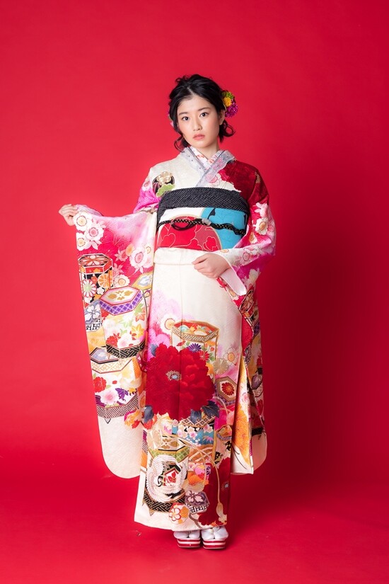 ブランカパロマの振袖 /白色/赤色/エレガント/牡丹柄/ 333 中村里砂