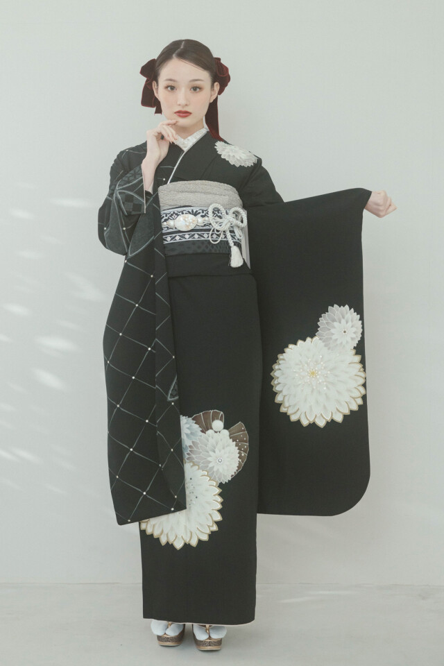 アトリエ ステディ 奈良本店の振袖 /黒色/白色/レトロ/菊柄/ 玉城