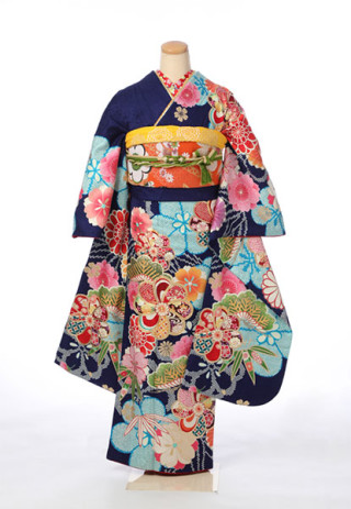 しっとりとした濃紺に大胆な花柄をあしらって_振袖_45705