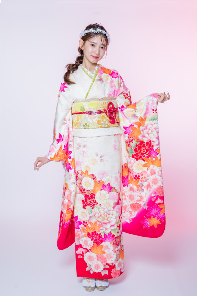 華やかな花柄振袖 振袖専門店えどしるふ加古川店の振袖 /ピンク色/白色/キュート/桜柄