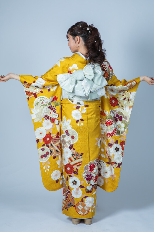 美品】大衆演劇 振袖 イエロー オレンジ 花柄 白イボリー×オレンジ色の 