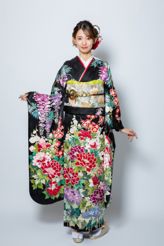 黒振袖_牡丹・藤・紫陽花が咲く王道古典柄_華やかで大人可愛い一枚_RE674_振袖_98453