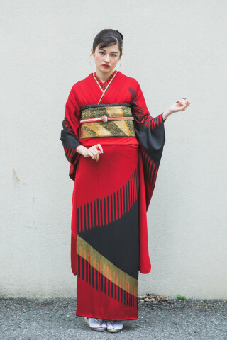 【山本寛斎デザイン】紅赤色＊色無地振袖＊上品地紋×華やぎモダン／個性派の一枚 山本寛斎 振袖 セット｜Yahoo!フリマ（旧PayPayフリマ）