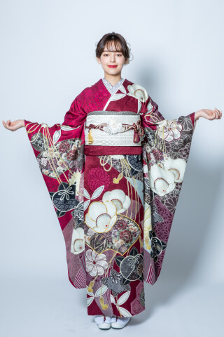 深紅振袖_梅と菊が映えるレトロ古典柄_華やかさと洗練を纏う一枚_RE689_振袖_98458