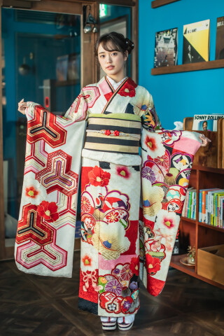 赤白振袖_黒が効いた梅菊のレトロ古典柄_華やかで品格ある一枚_RE439_振袖_98465