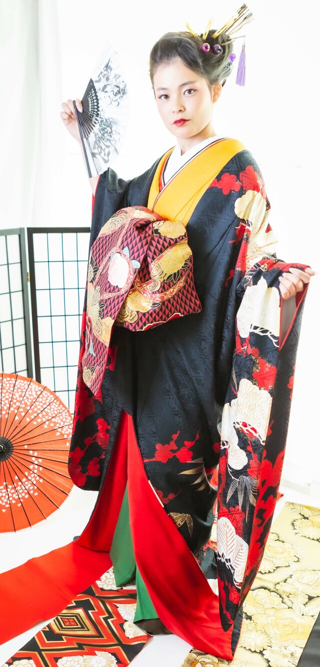 cocco☆プロフ必読　お振袖フルセット　7点セット　正絹　美品 ココロフルの振袖 /白色/黒色/クール/百合柄/ 振袖日和 B1013 | My振袖