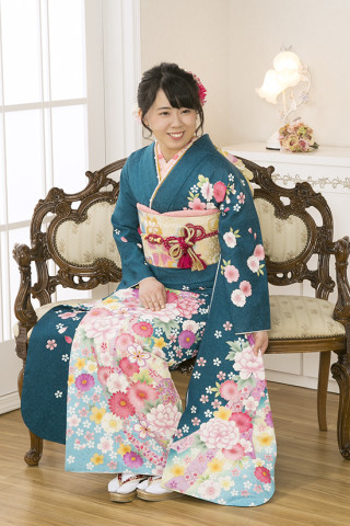 落ち着いたブルーに可愛いお花模様が特徴_振袖_53214