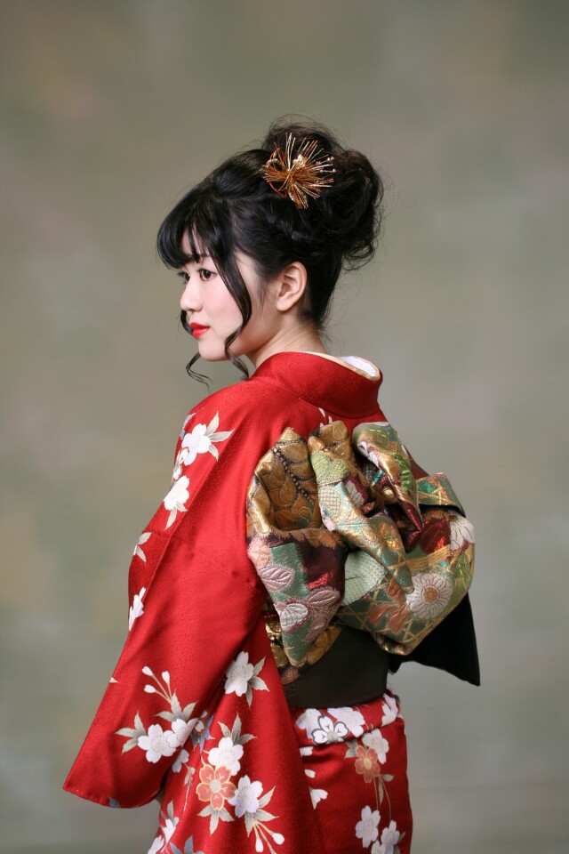 【1/5】振袖☆モダン草模様（紅色） 赤系振袖一覧｜振袖レンタル·ママ振袖·成人式の撮影や着付けは