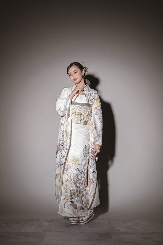 re-cie郡山店の振袖 /白色/ベージュ色/古典/花柄/ SACRA furisode