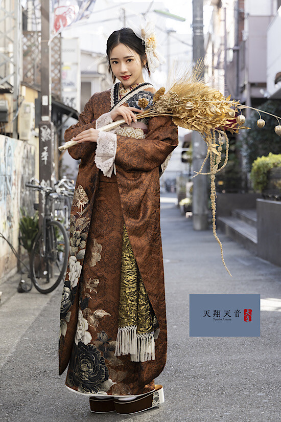 きもの心おがた大洲店の振袖 /茶色/グラマラス/バラ柄/ 天翔天音 | My振袖