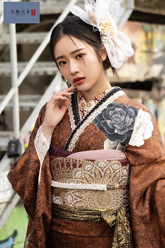 きもの心おがた大洲店の振袖 /茶色/グラマラス/バラ柄/ 天翔天音 | My振袖