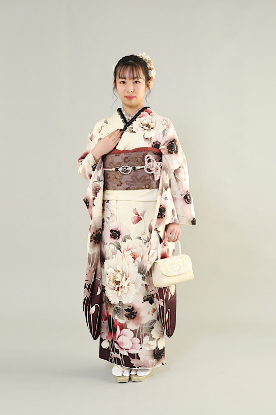 【ご購入者様お手続き中】本振袖　ラメ　薔薇　ブラウン系　美品 きもの心おがた大洲店の振袖 /ベージュ色/キュート/牡丹柄/ レンタル