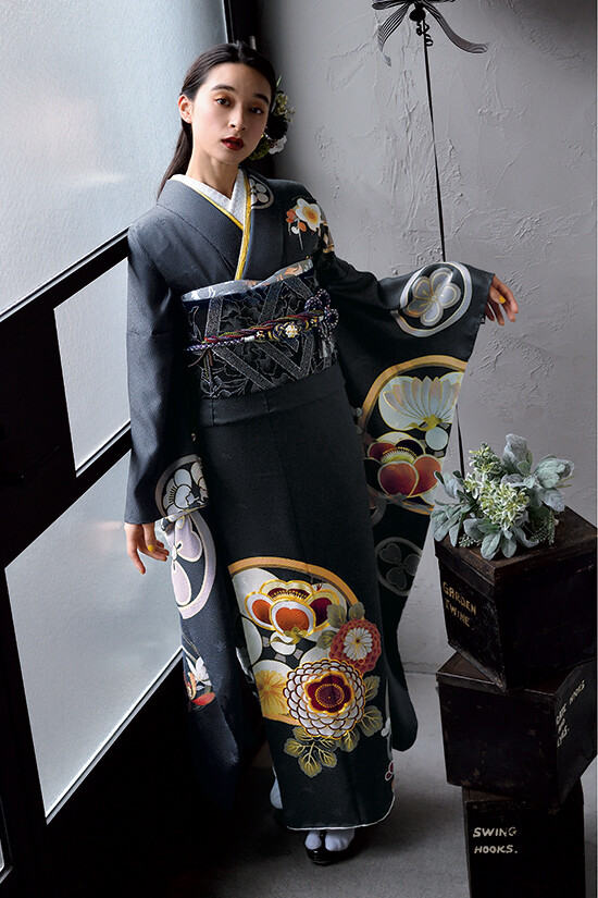振袖 黒 墨黒 かぐや姫柄 着物 Kimono-ya nattyの振袖 /グレー色/黒色/クール/菊柄/ 振袖 | My振袖