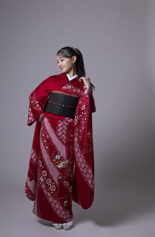 むらかねの振袖 /赤色/古典/花柄/ 金彩、銀彩、絞りに金駒刺繍伝統技法