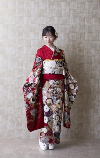 むらかねの振袖 /赤色/古典/花柄/ 金彩、銀彩、絞りに金駒刺繍伝統技法