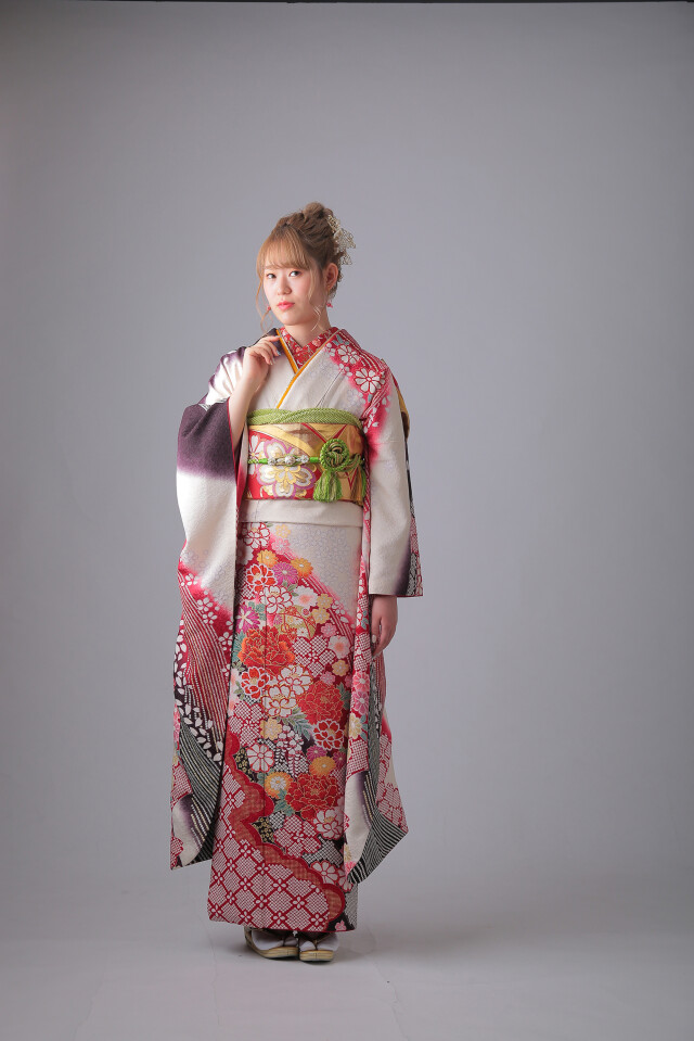 ふりそでsanQ 名古屋店の振袖 /白色/赤色/古典/花柄/ 白地で大人っぽい