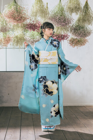 濱上呉服店 金沢店の振袖 /白色/水色/古典/牡丹柄/ 手描き友禅_本振袖