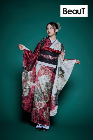 KIMONO京扇越谷店の振袖 /黒色/レトロ/牡丹柄/ FURISODE