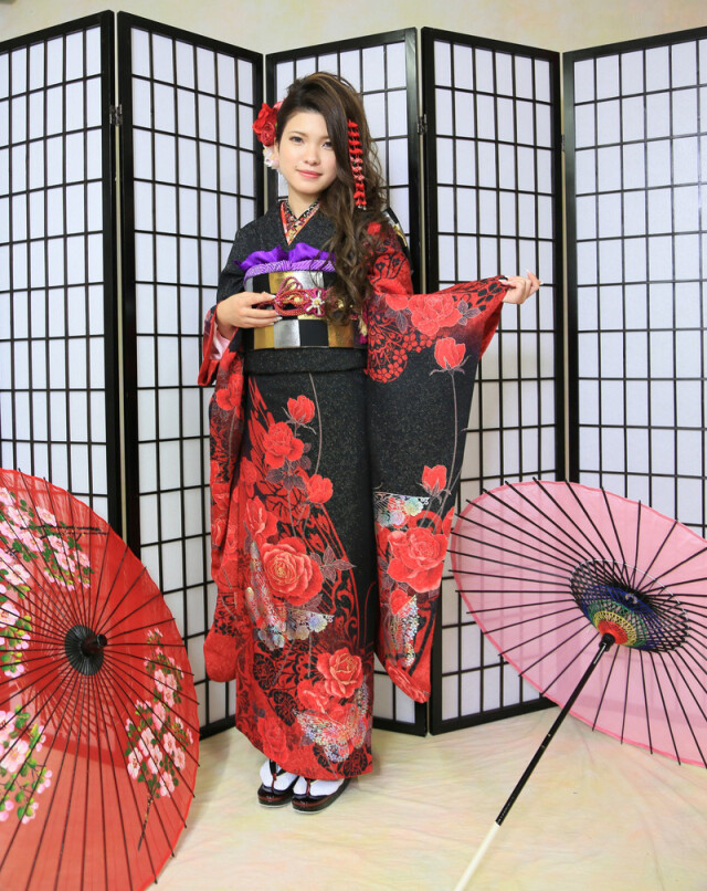 574.正絹振袖、黒バラ、160ぐらい 574.正絹振袖、黒バラ、160ぐらい